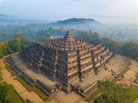  Borobudur Tapınağı: Tarihin Gizemli ve Muhteşem Bir Keşfi!