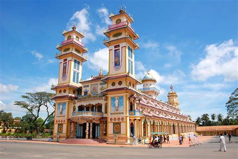 Cao Dai Temple: Bir Mirasın Renkleri ve İnançların Sesi!