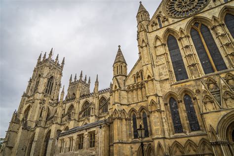  York Minster'de Gotik Mimari Harikalarını ve Tarihi Gizemleri Keşfedin!